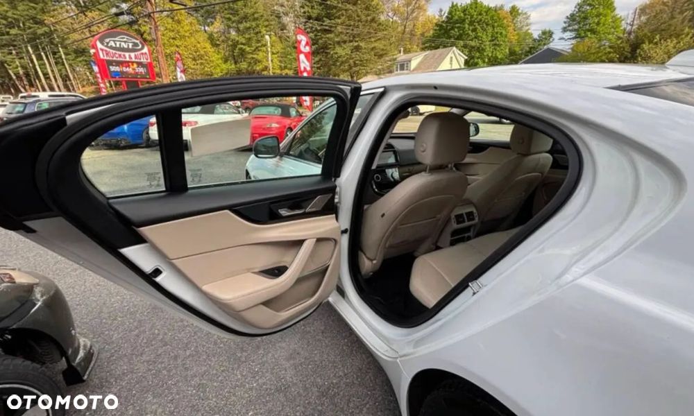 Jaguar XE P250 R-Dynamic SE - 15