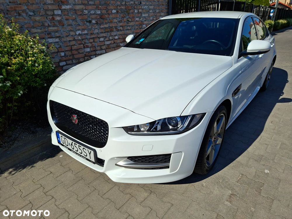 Jaguar XE 2.0 D AWD R-Sport - 4
