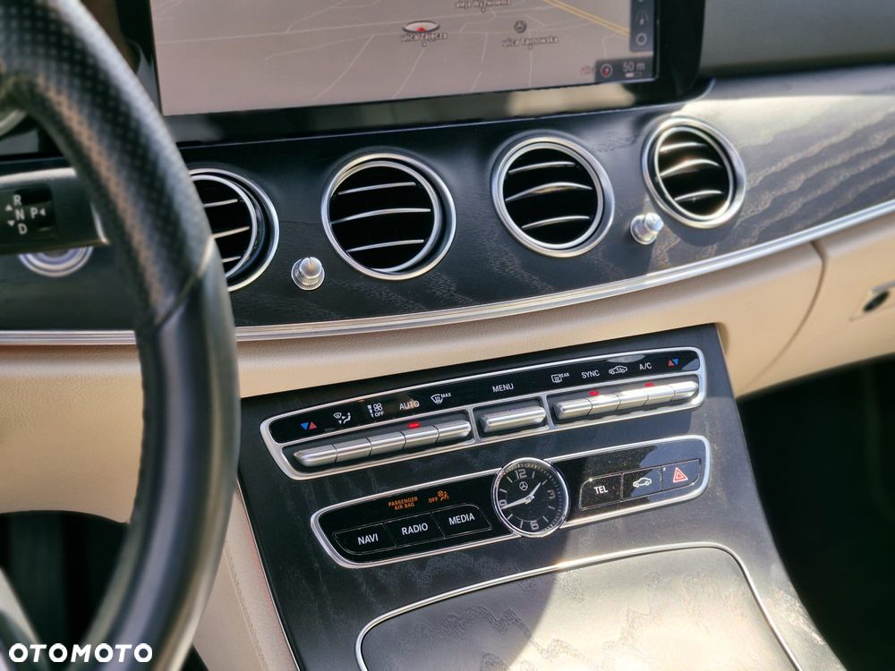 Mercedes-Benz Klasa E 220 d 4-Matic 9G-TRONIC - 24