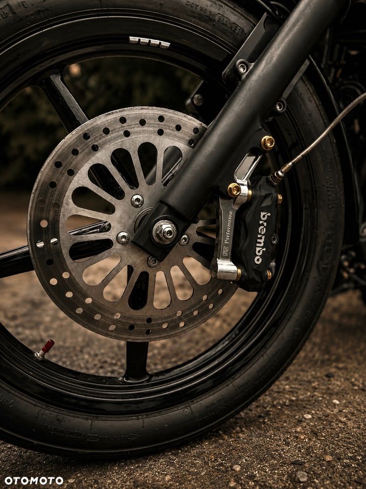 Harley-Davidson Sportster Custom 883C - 19
