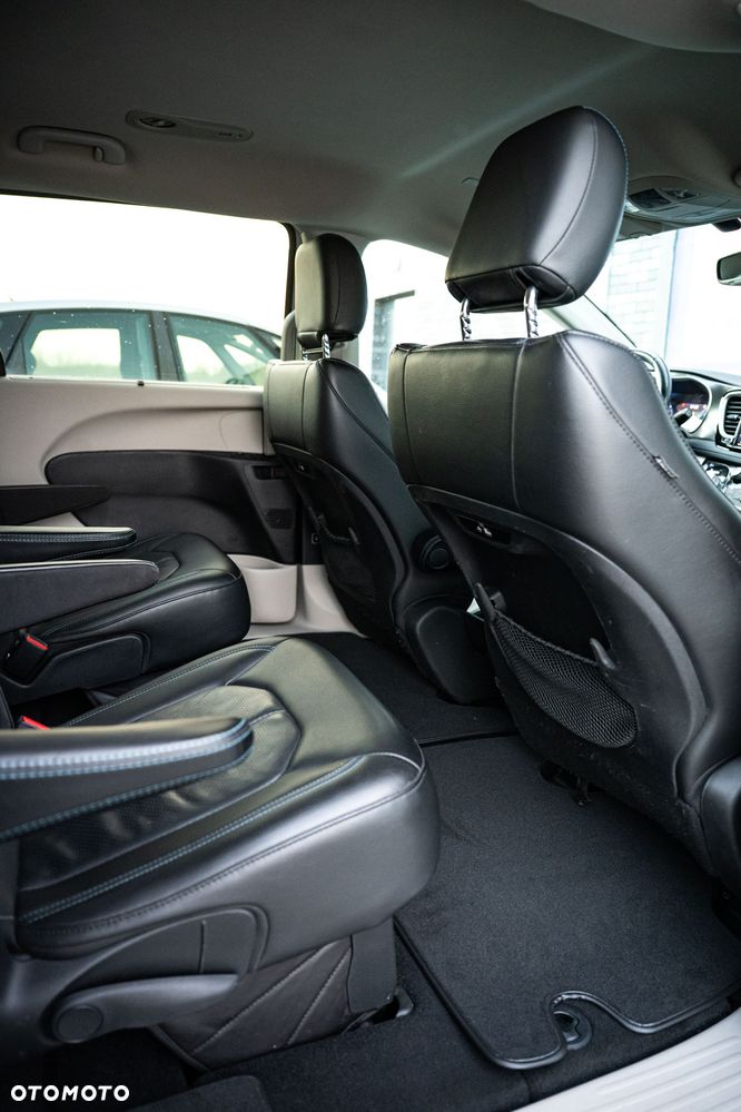 Chrysler Pacifica - 16