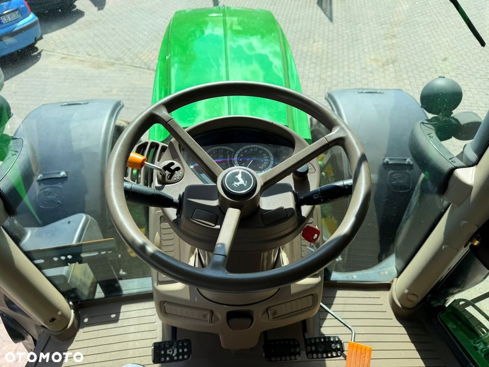 John Deere 6215R - 17