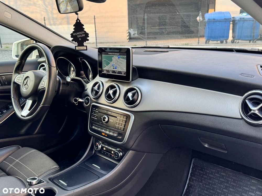 Mercedes-Benz GLA 200 7G-DCT - 32