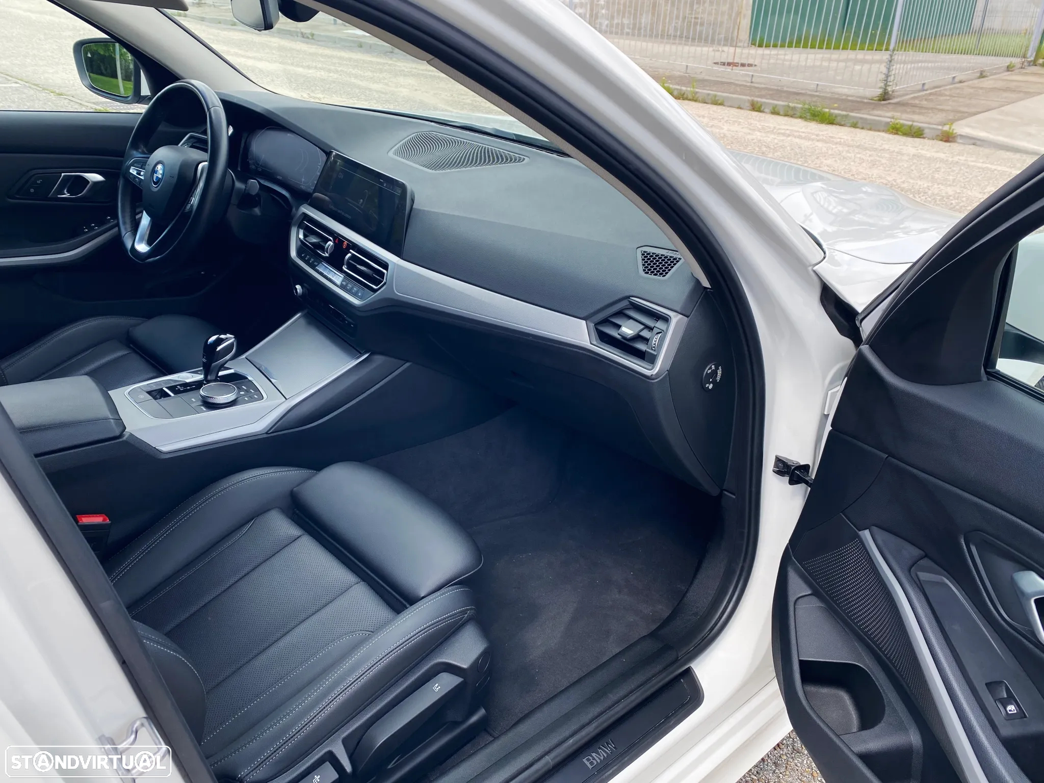 BMW 330 e Touring Auto - 3