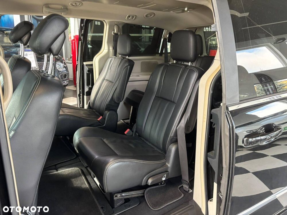 Chrysler Town & Country - 23