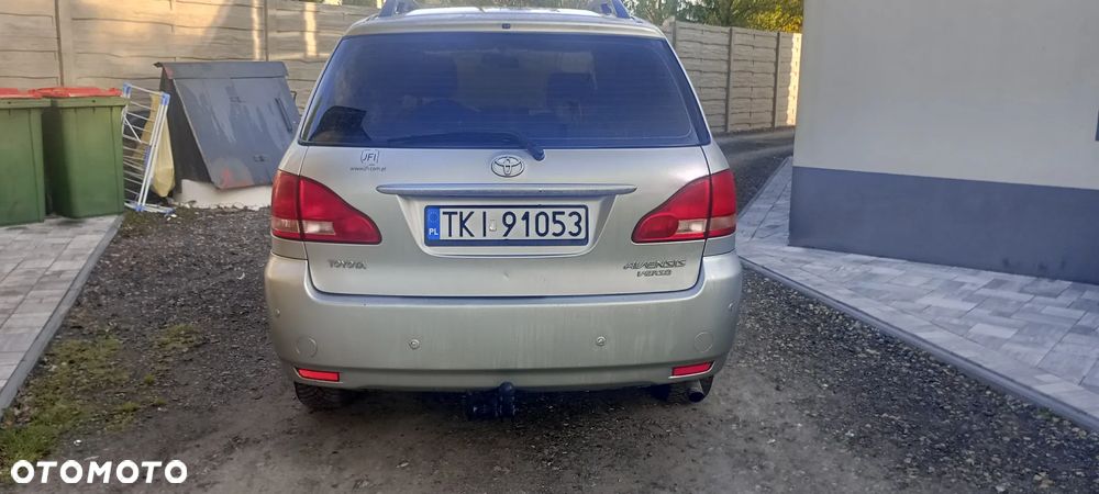 Toyota Avensis Verso 2003 photo 3