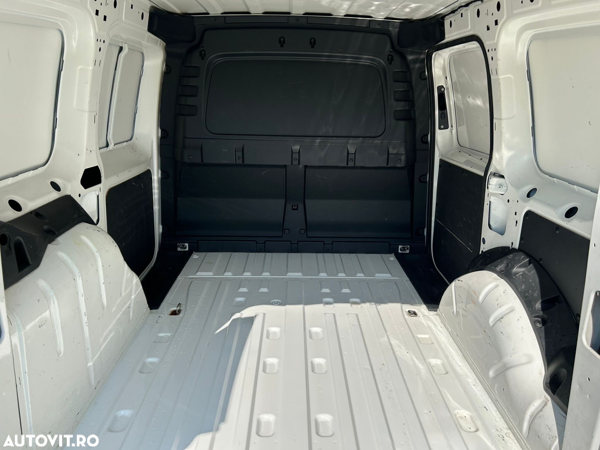 Volkswagen Caddy Cargo - 9