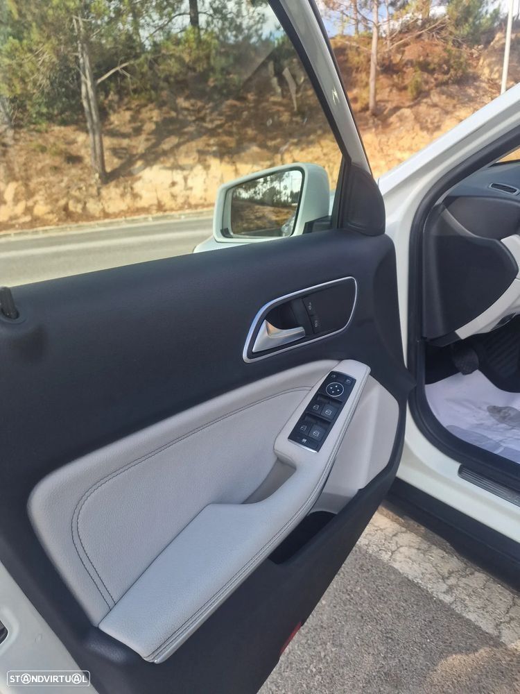 Mercedes-Benz GLA 220 d Urban - 14