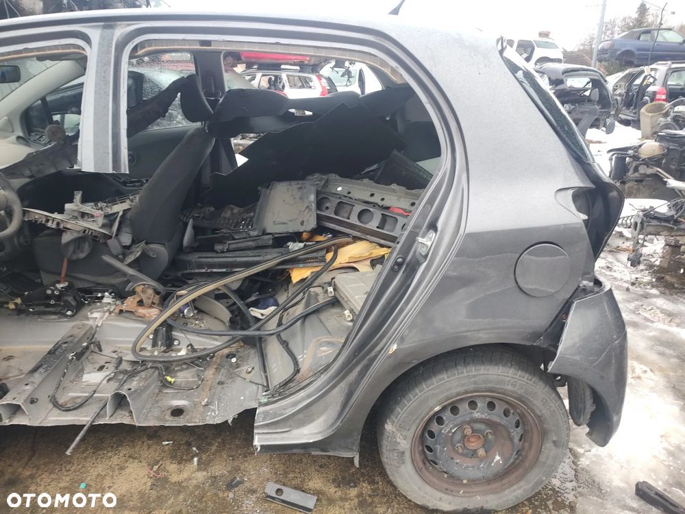 TOYOTA YARIS II 5D BŁOTNIK TYŁ LEWY 2010r