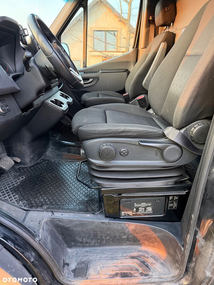 Mercedes-Benz 319 - 17