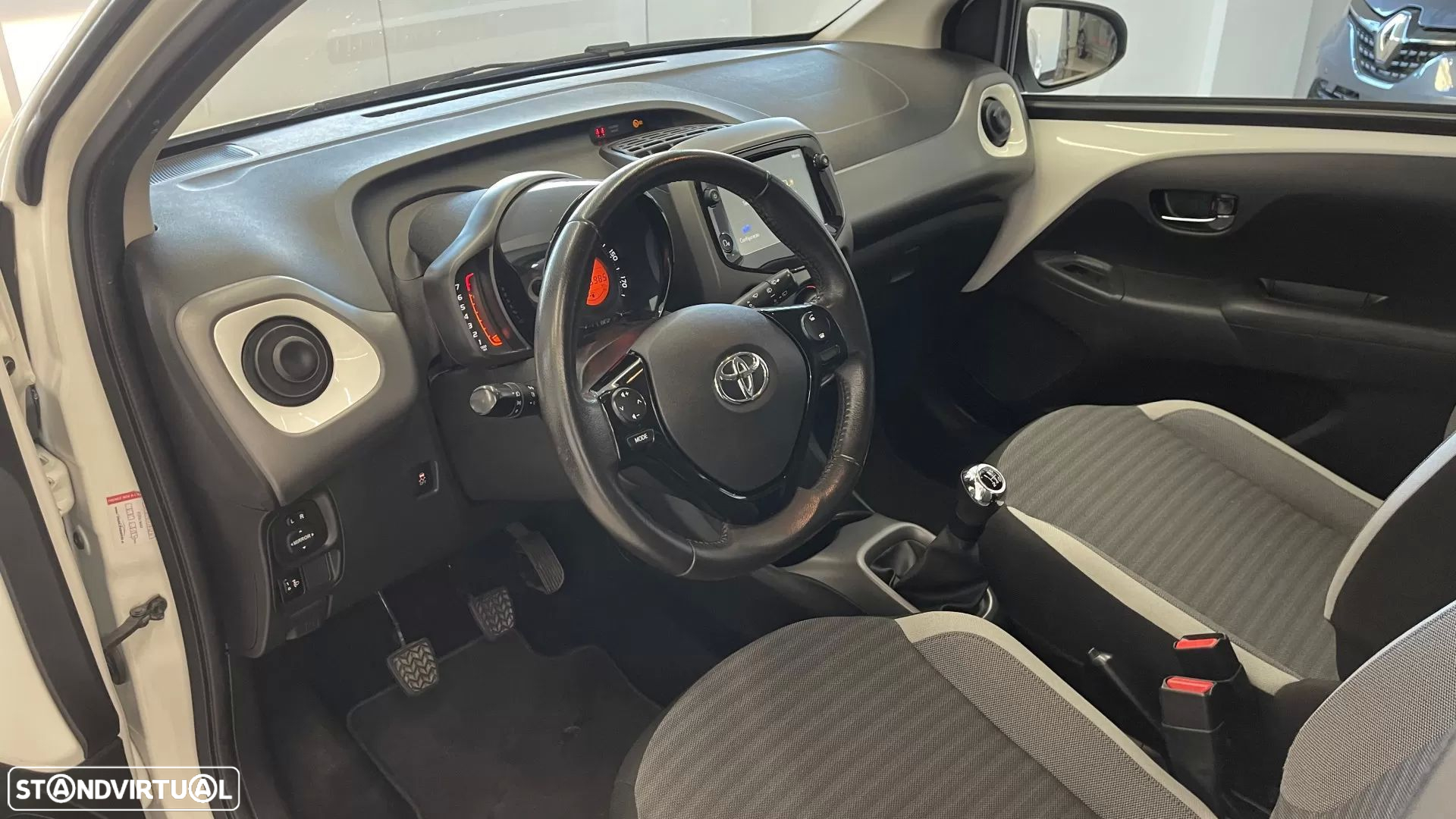 Toyota Aygo X Black&White - 12