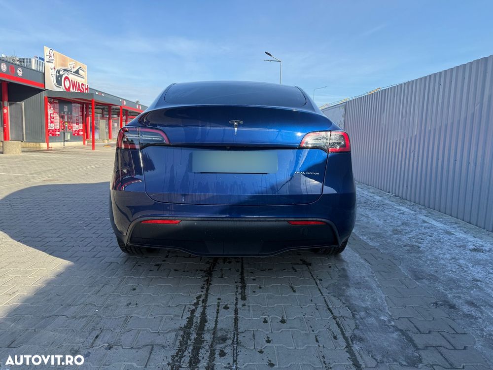 Tesla Model Y - 8