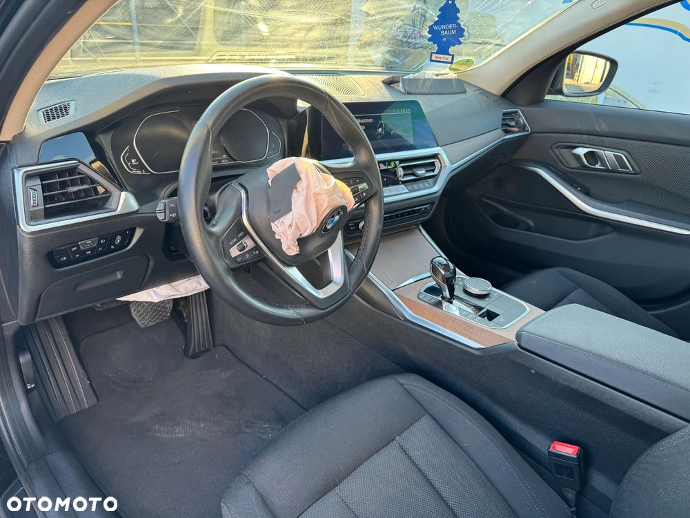 BMW Seria 3 318d mHEV - 9