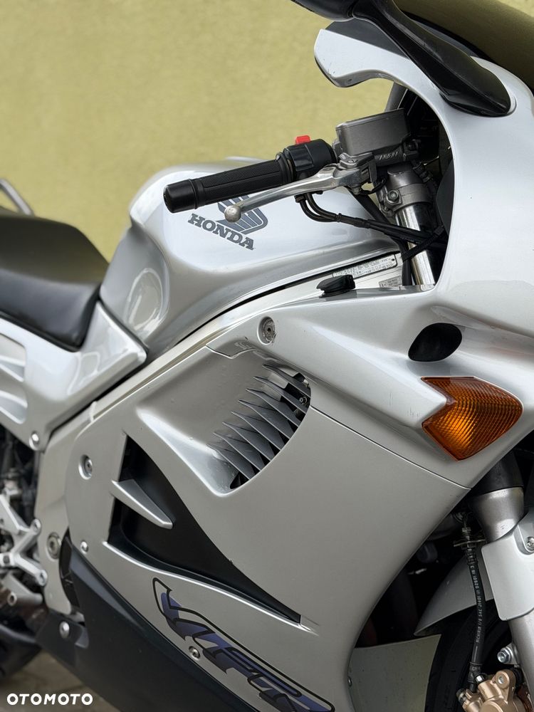 Honda VFR - 4
