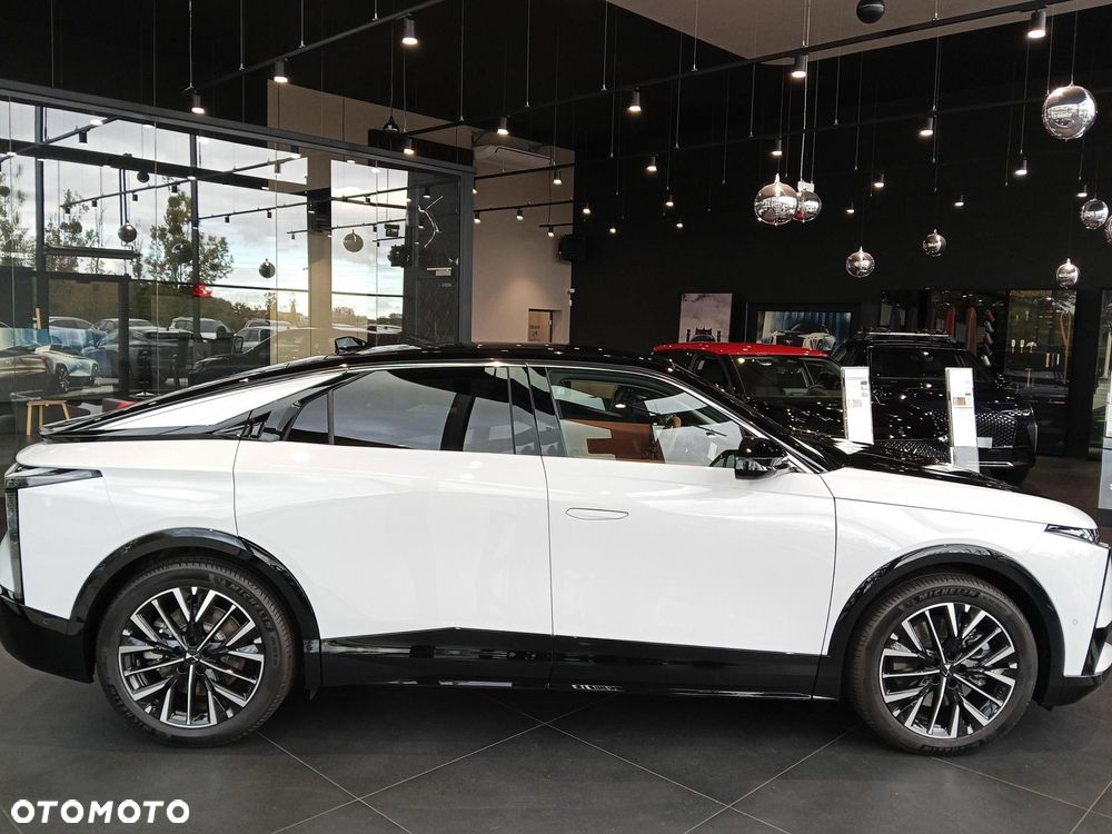 DS Automobiles N°8 2025