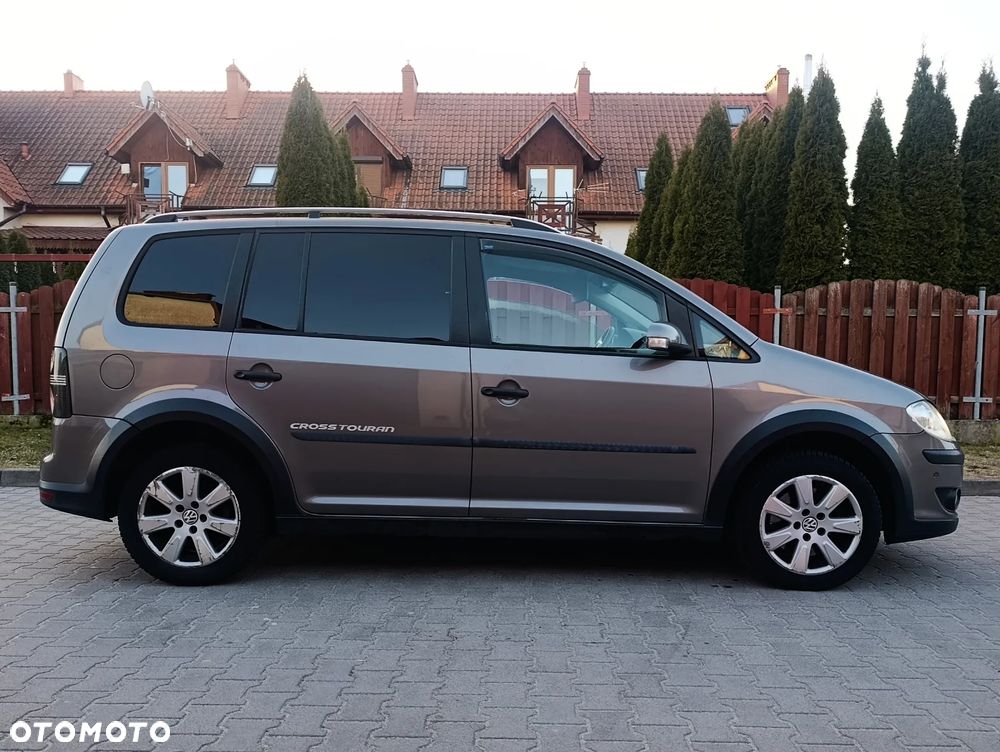 Volkswagen Touran 2.0 TDI DPF DSG Cross - 5