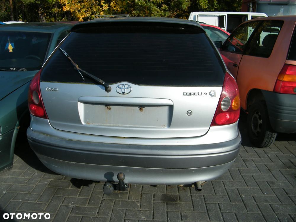 Toyota Corolla VIIII E11 (97-99r.) 1.3B 85KM.Silnik 4E-FE Skrzynia C150 Lakier 199. Cały na części GWARANCJA !!!!  Przód Tył Zestaw Komplet Drzwi Klapa Zderzak Błotnik Maska Grill Atrapa Szyba Pas Lampa Lusterko Boczki Fotel Kanapa Kokpit Deska Rozdzielcza Przełącznik Włącznik Sterownik Przewody Wiązka Instalacja Moduł Komputer Czujnik Listwa Pompa Alternator Wtryski Głowica Rozrusznik Kompresor Sprzęgło Dwumas Silnik Skrzynia ABS Klimatyzacji Paliwa Wspomagania Kolektor Turbina Przepustnica Zawór Chłodnica Koło Hak Belka Sanki Zawieszenie Mcpherson Półoś Amortyzator Wydech Tłumik Zacisk Most - 4