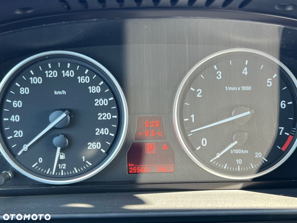 BMW Seria 5 525i xDrive Touring - 30