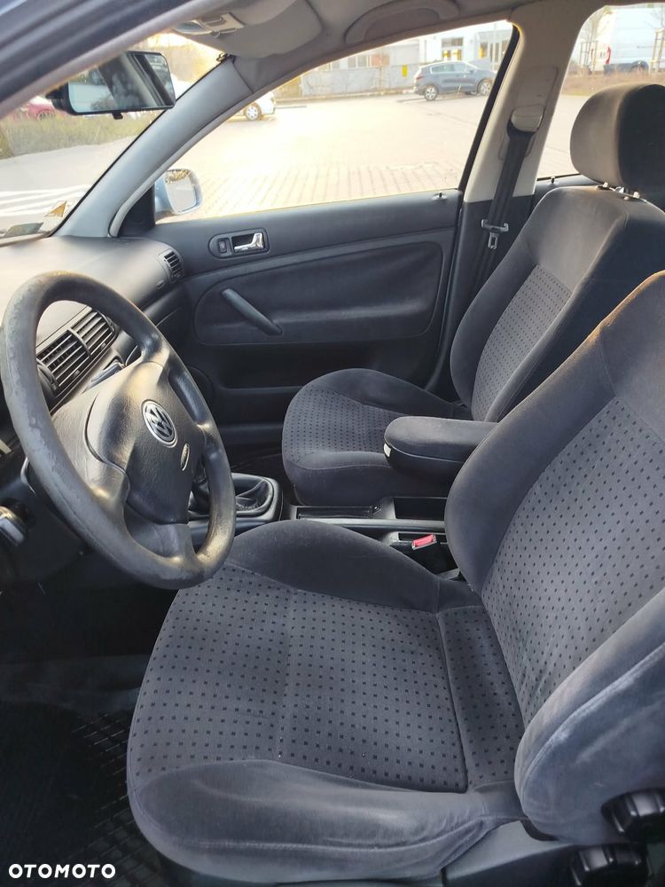 Volkswagen Passat 1.8 - 16