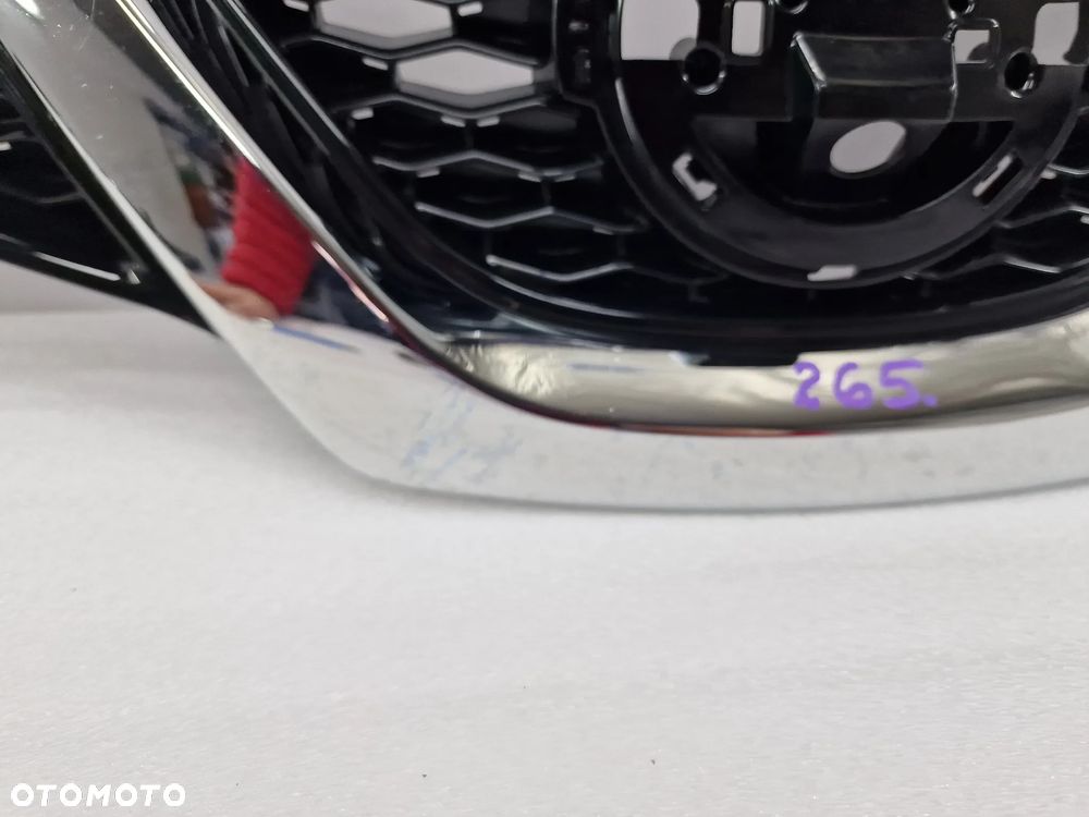 NISSAN QASHQAI J11 ATRAPA / GRILL PRZEDNI PRZÓD NA / POD KAMERĘ , NR 62310-4EA0D / 62310-4EM0D , NR AUKCJI GL265 - 6