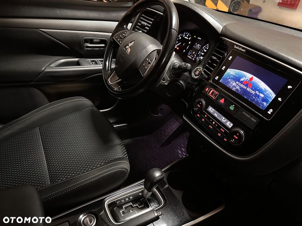 Mitsubishi Outlander 2.0 Instyle + 4WD CVT - 14