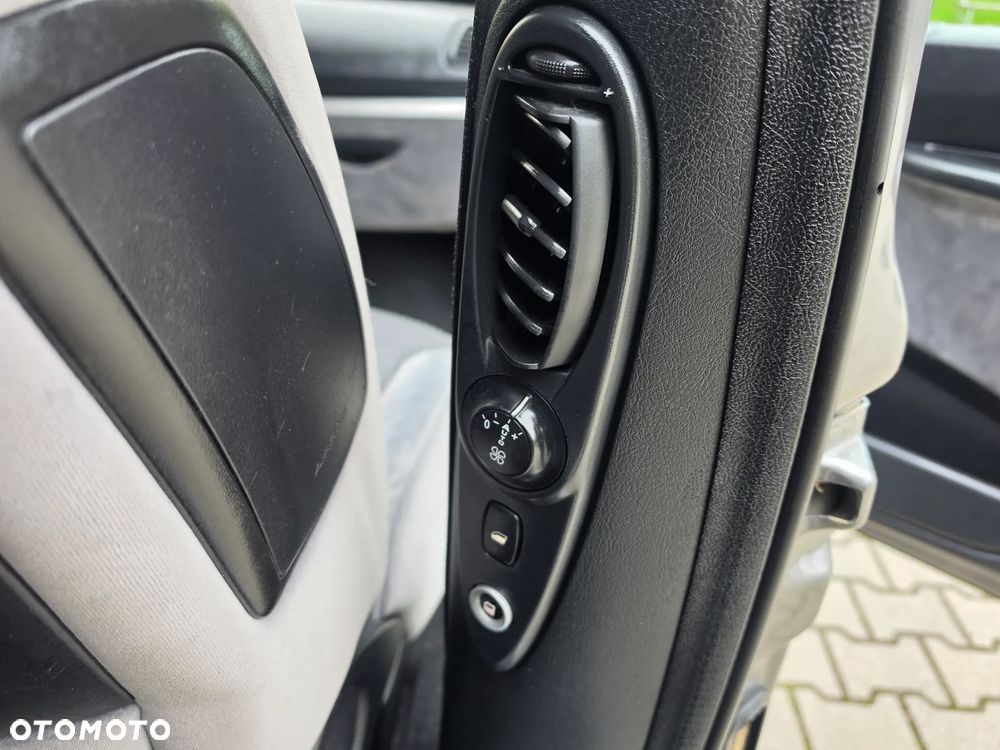Peugeot 807 HDi 135 Premium - 19