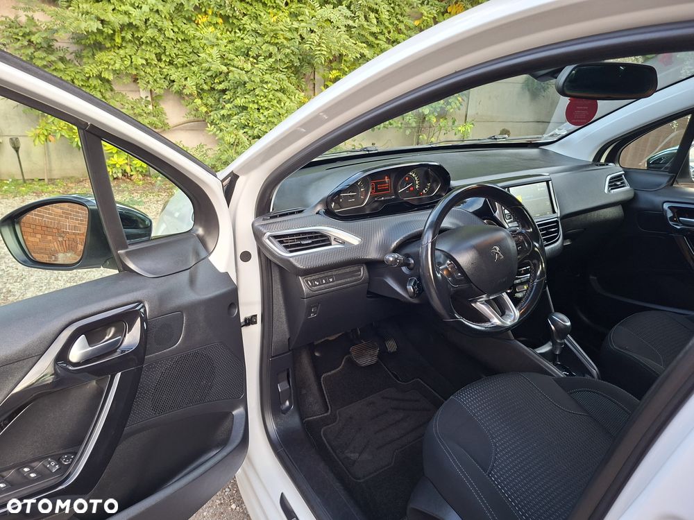 Peugeot 208 - 8