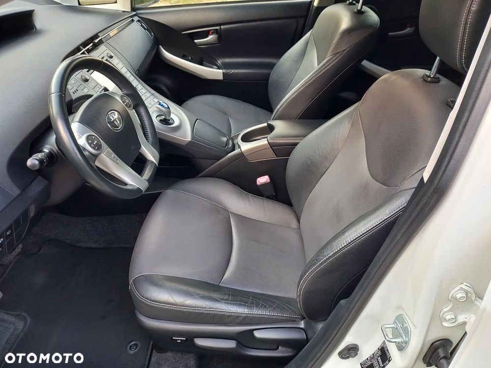Toyota Prius (Hybrid) Executive - 11