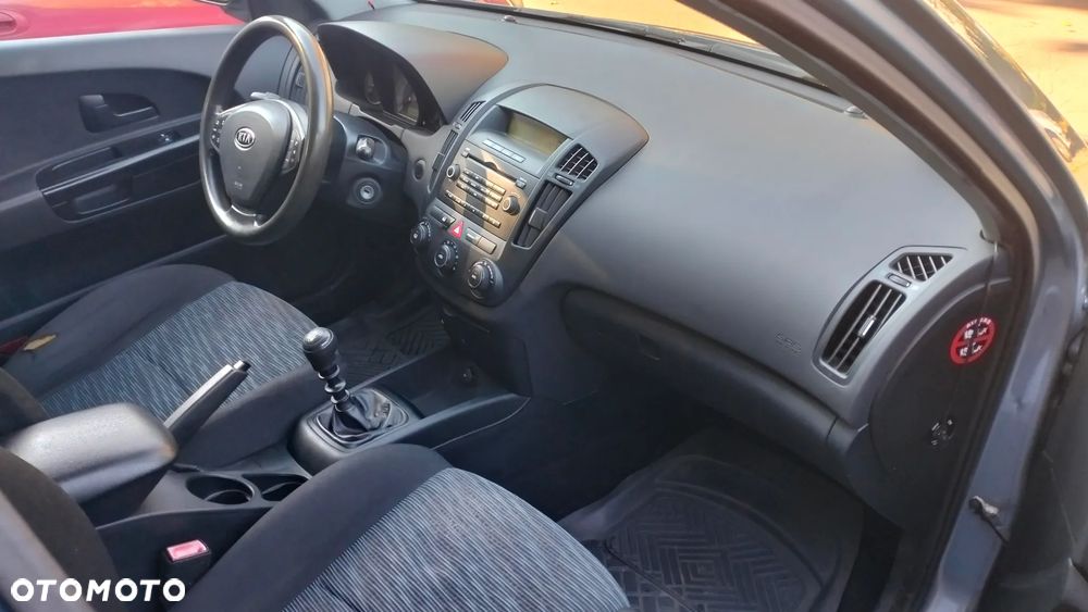 Kia Ceed - 11