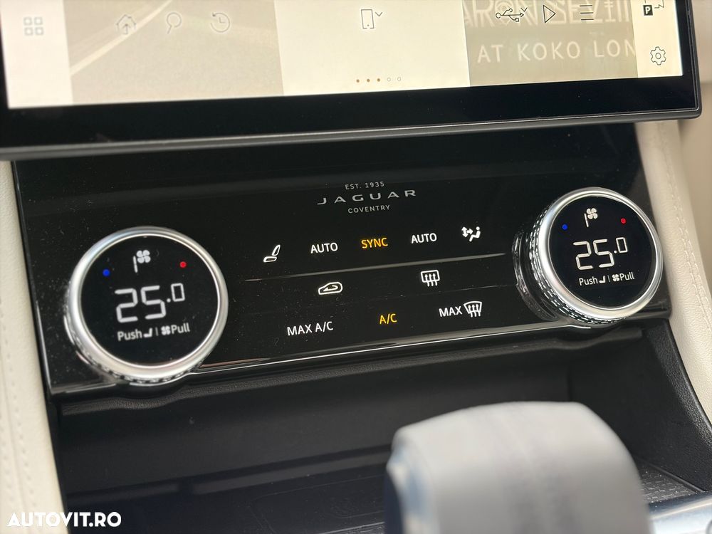 Jaguar F-Pace P250 AWD R-Dynamic SE - 9