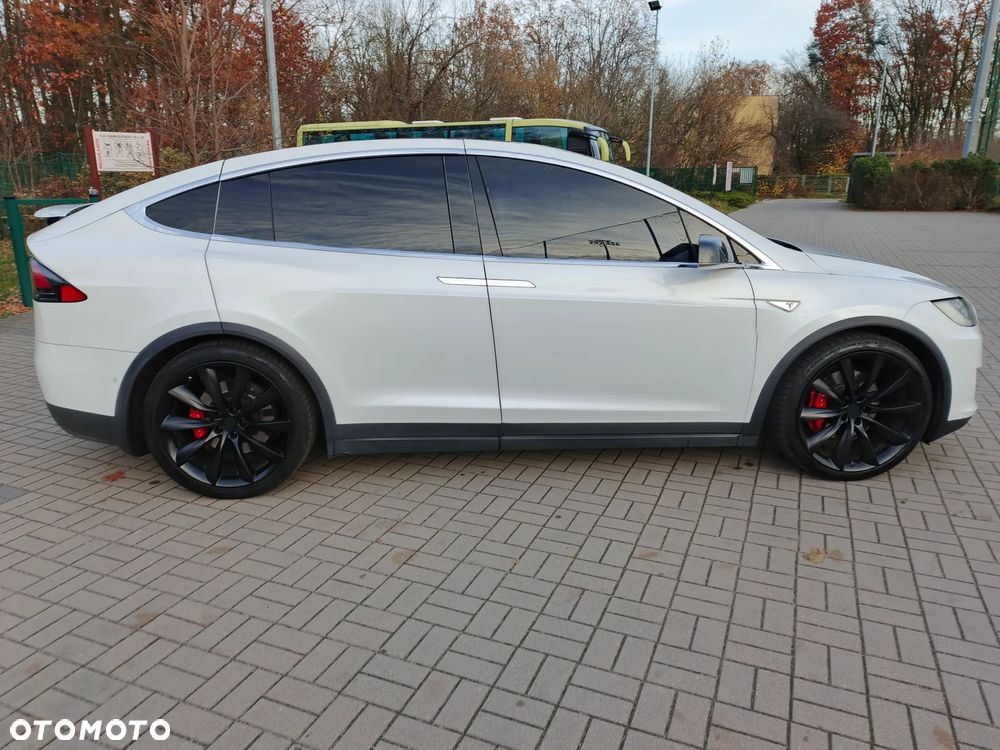 Tesla Model X - 4