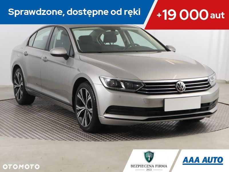 Volkswagen Passat - 1