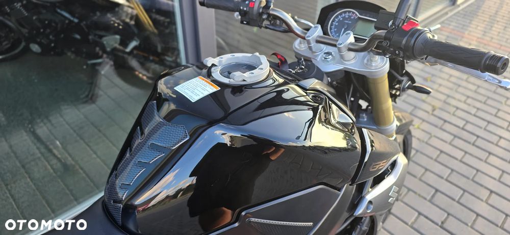 Suzuki GSR - 13