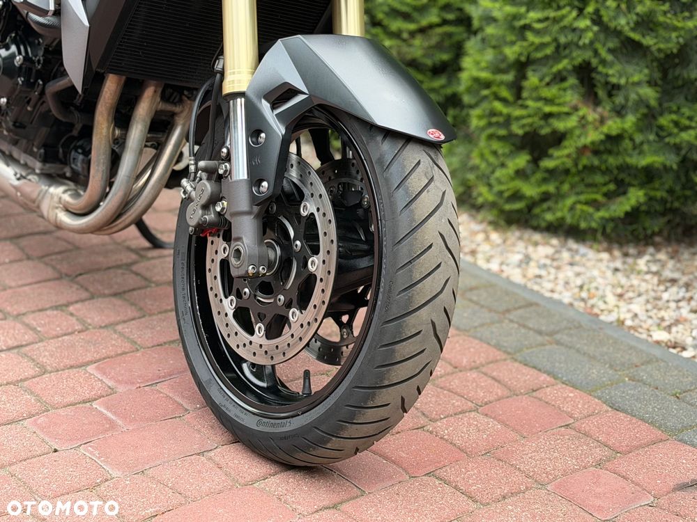 Suzuki GSR - 22