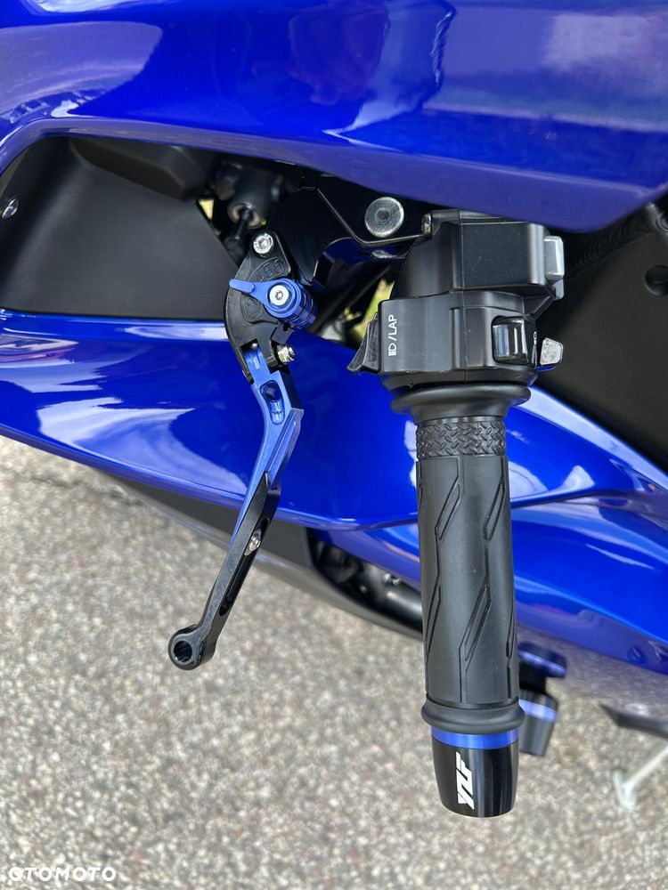 Yamaha R1 - 9
