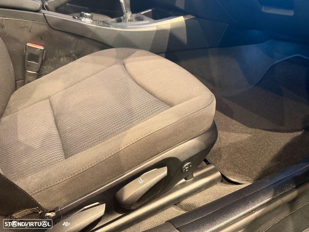 BMW 320 d Navigation Sport - 30