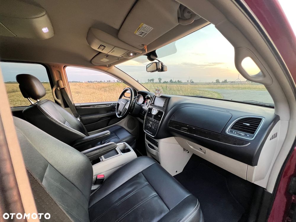 Chrysler Town & Country 3.6 Limited - 16