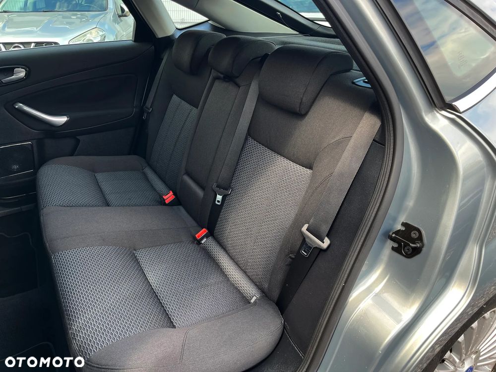 Ford Mondeo 2.0 Ghia - 25