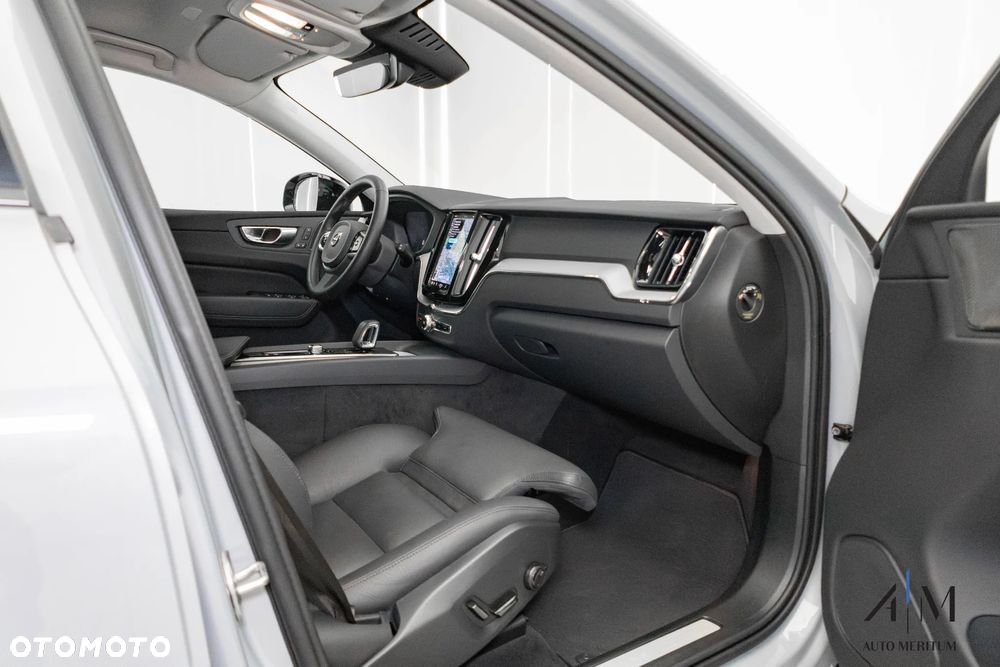 Volvo XC 60 B4 D AWD Plus Dark - 16
