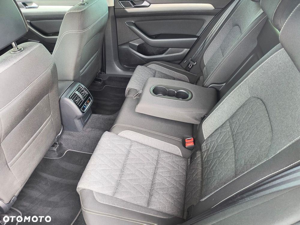 Volkswagen Passat - 11