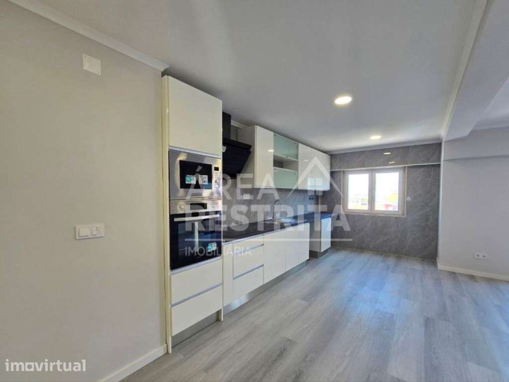 Apartamento T4, totalmente remodelado, na Cruz de Pau - Grande imagem: 3/31