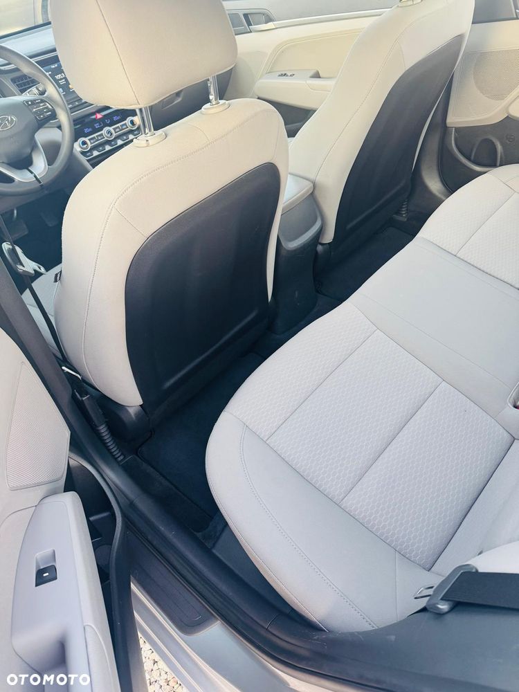 Hyundai Elantra - 11