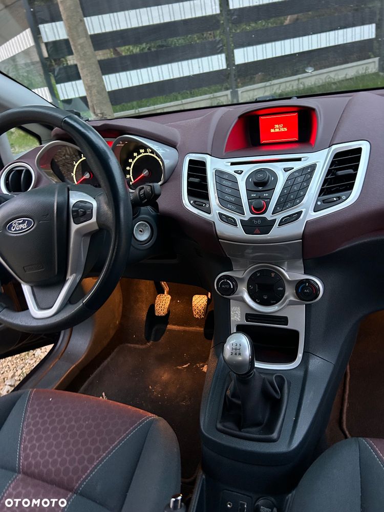 Ford Fiesta 1.25 Ghia - 11