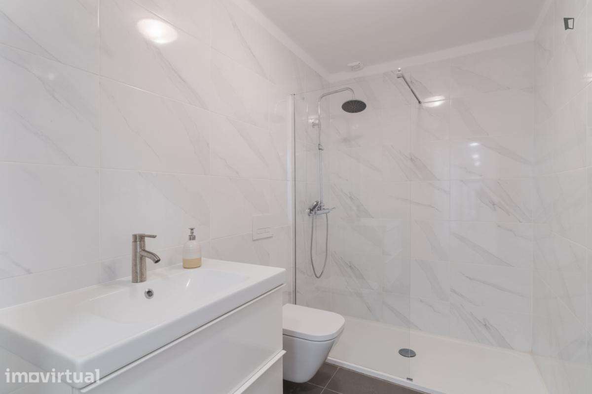 Quarto - localizado em Penha de França Lisbon - Grande imagem: 3/13