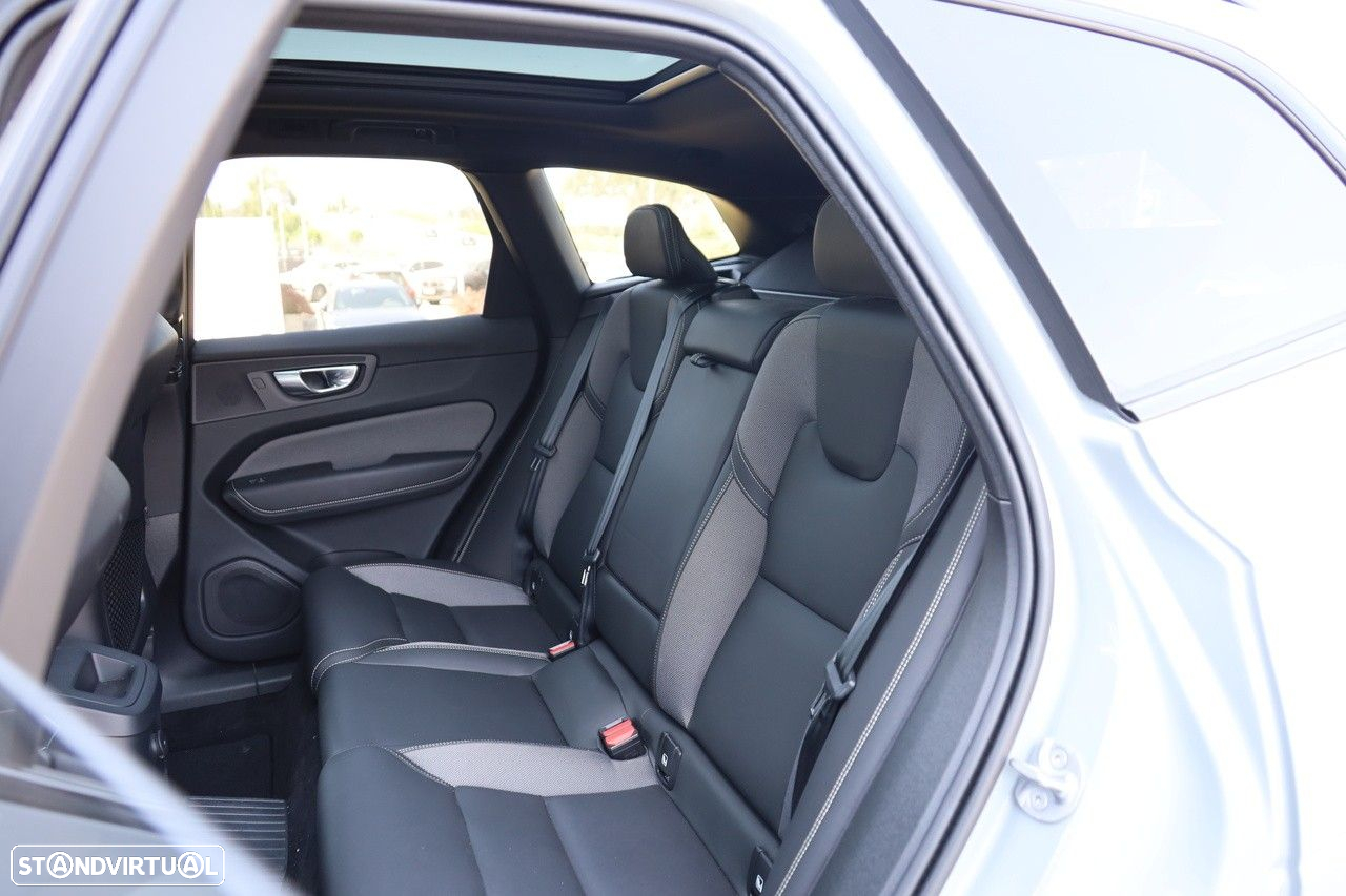 Volvo XC 60 2.0 T6 PHEV Plus Dark AWD - 11