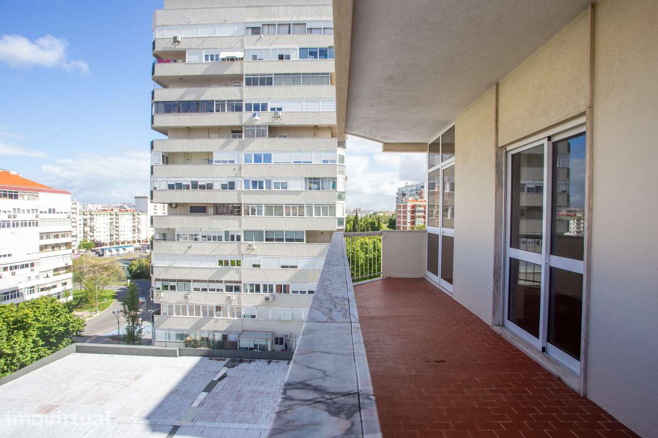 T3 com Varanda, Estacionamento e Vistas Desafogadas em São Domingos de - Grande imagem: 2/28