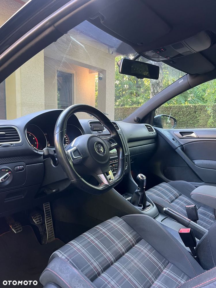 Volkswagen Golf - 6