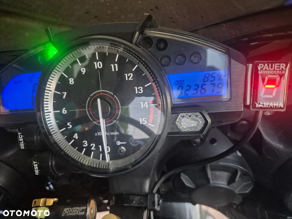 Yamaha R1 - 15