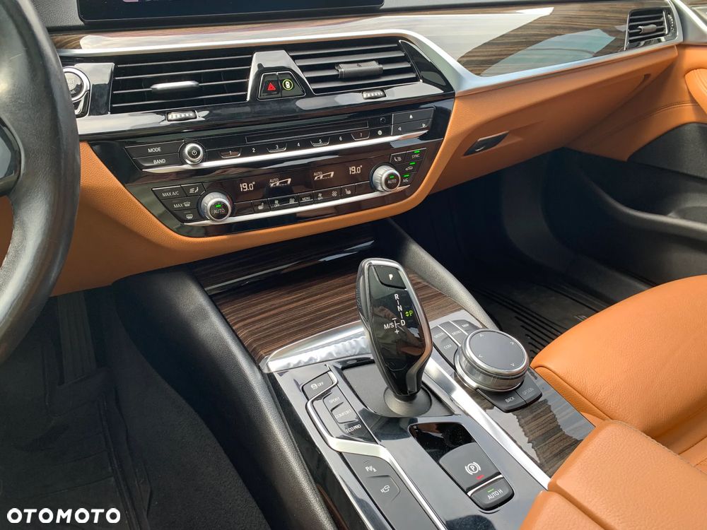 BMW Seria 5 530i xDrive Sport Line - 13