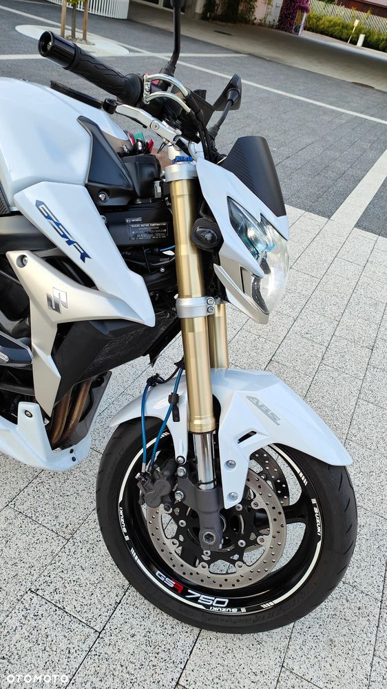 Suzuki GSR - 12